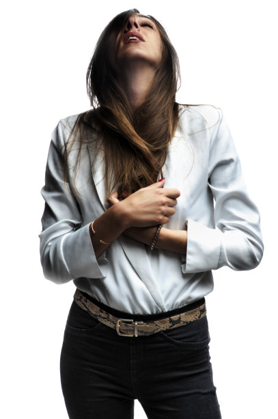 年轻女子站起来，头向后仰图片下载