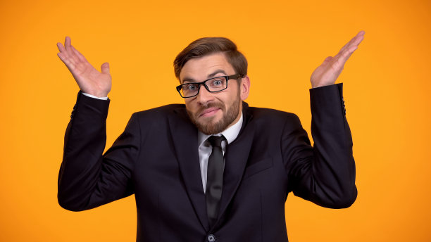 困惑的男人耸了耸肩，一脸困惑，对选择，选择图片下载