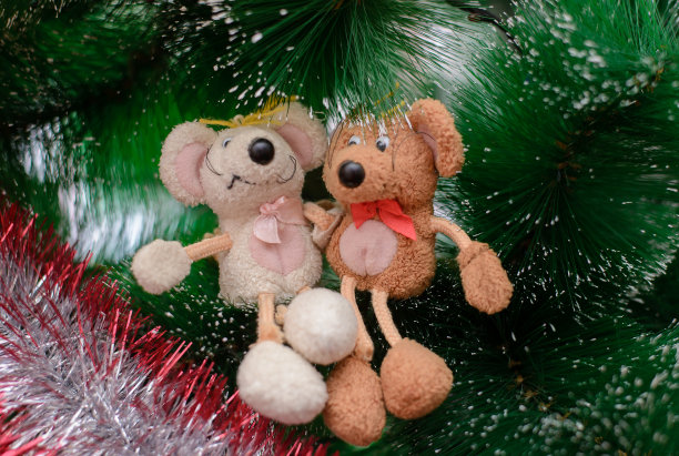 两只玩具老鼠坐在树上图片下载