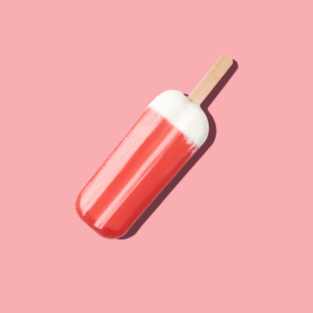 红色冰淇淋冰棒在明亮的背景。最小的夏天的概念。图片下载
