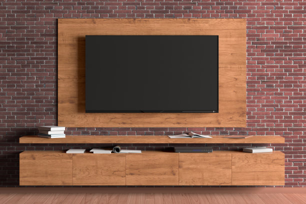 电视屏幕上的墙壁与木板上方的橱柜在现代客厅图片下载