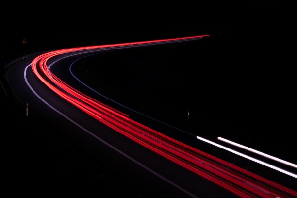 夜晚的车灯。长时间曝光图片下载