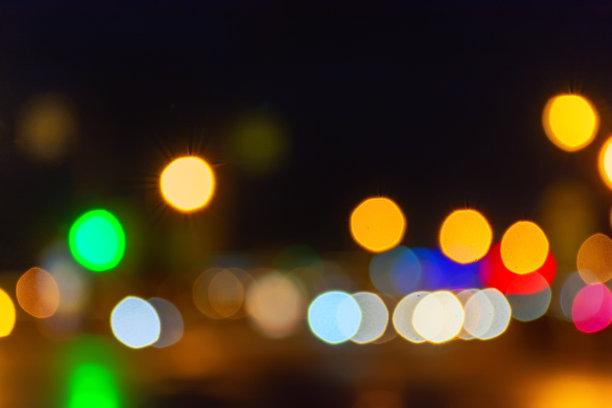 城市里的节日夜晚灯火辉煌。图片下载