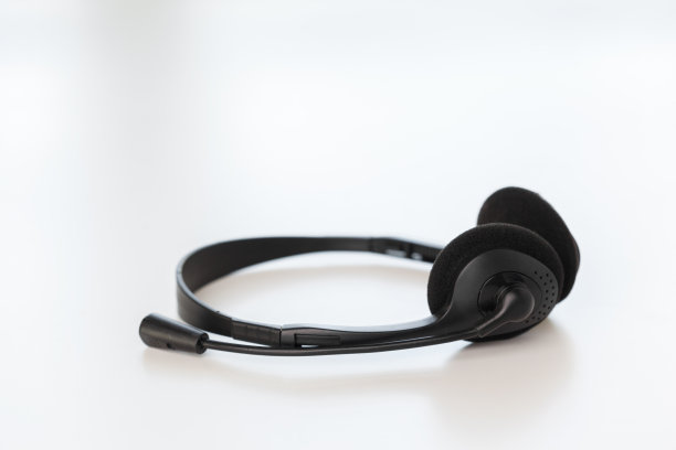 桌上放着耳机图片下载