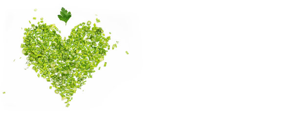 白色背景上一颗绿色的心，切碎的欧芹和莳萝图片下载