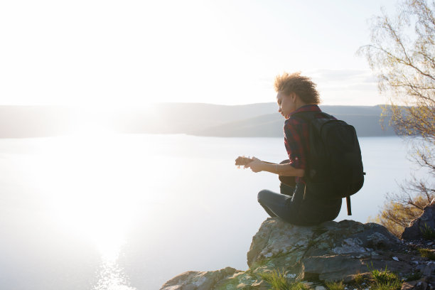 女人带着吉他尤克里里在山中，令人惊叹的风景，令人惊叹的美丽的自然，山脉，日落图片下载