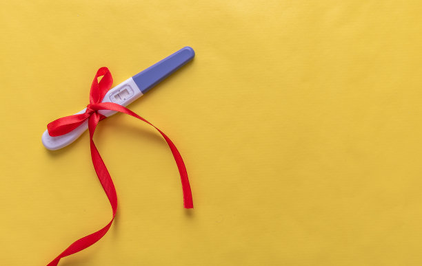 黄色背景妊娠试验。图片下载