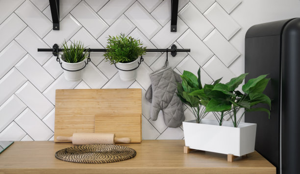 厨房木柜台上的切菜板、擀面棍和花盆图片下载