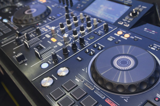 玩家和混合控制台特写。DJ设备图片下载