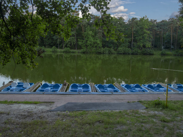 你准备好乘坐蓝色的船去湖上观光了吗图片下载