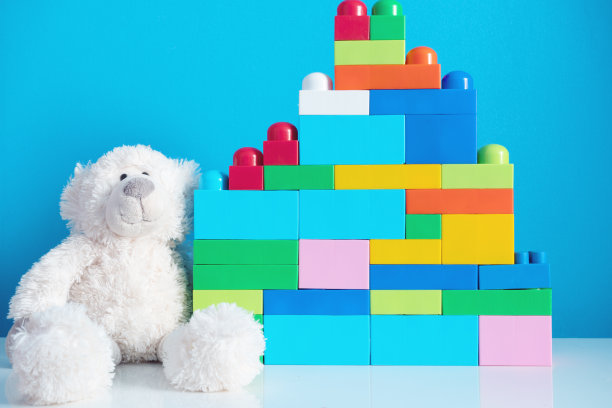 蓝色婴儿室桌上的玩具图片下载