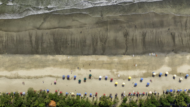 海滩上彩色伞的俯视图。夏天的概念,巴厘岛图片下载