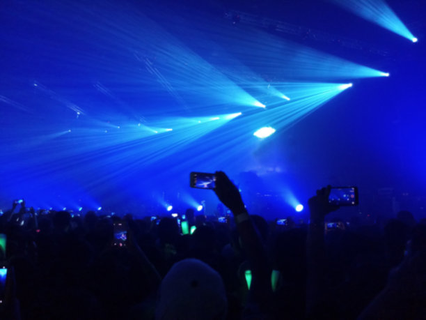 人们用智能手机拍下的模糊照片，音乐节，灯光，摇滚音乐会图片下载