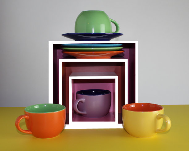 杯子和碟子的创意照片图片下载