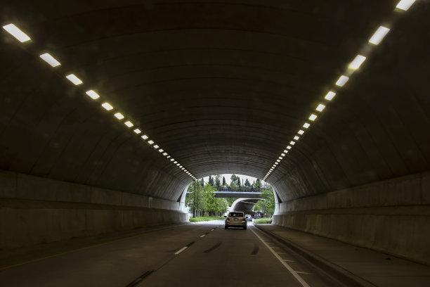 夏天在阿肯色河附近的塔尔萨河畔公路上开车穿过隧道图片下载