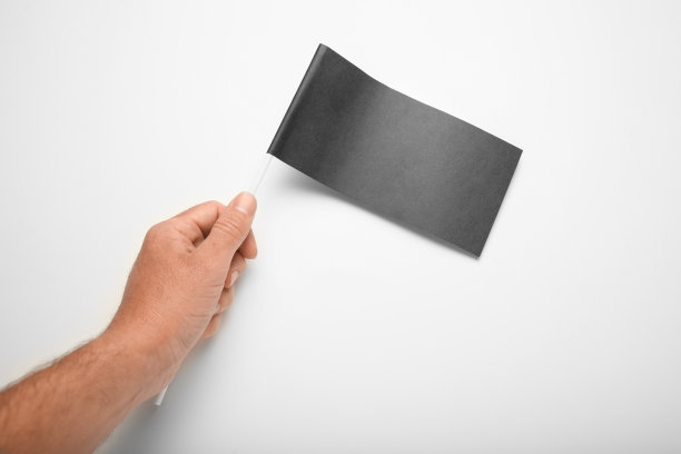 手上拿着小黑旗模型，用来做广告和设计。空横幅，营销信息图片下载