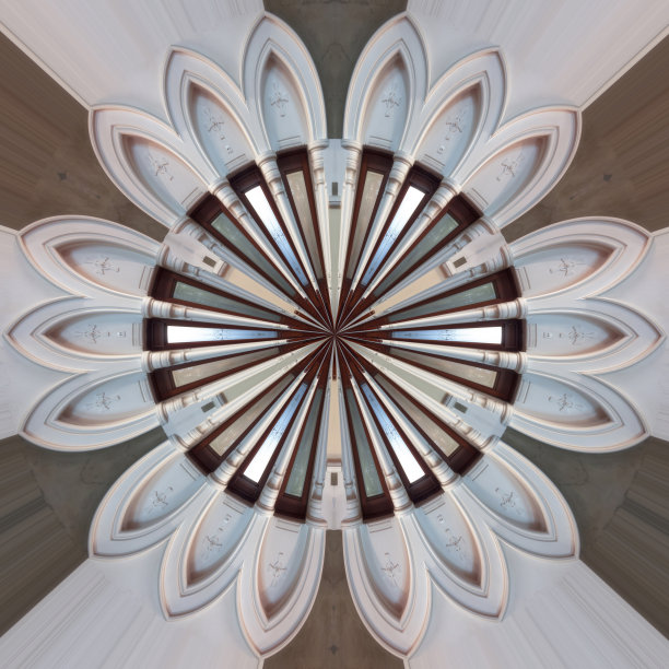 由教堂拱门和柱子制成的创意曼荼罗照片。图片下载