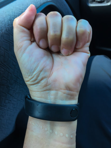 女人的手腕智能手表上有标记图片下载