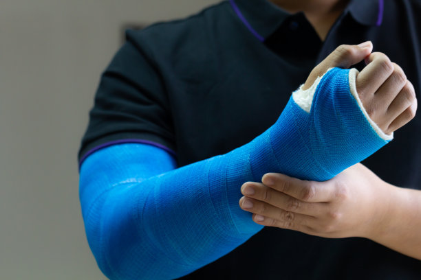 用蓝色绷带牵着的手作为手臂受伤的概念。图片下载