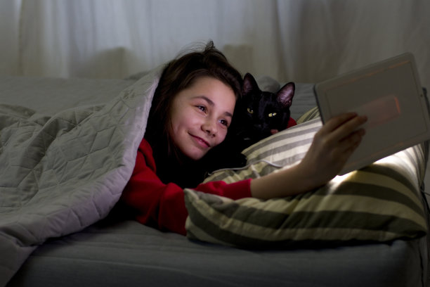 女孩躺在床上，拿着药片图片下载