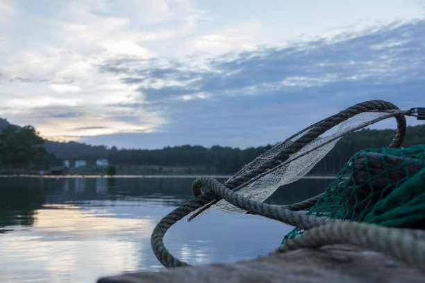 湖上渔夫的钓鱼工具，例如:grid和guy…图片下载