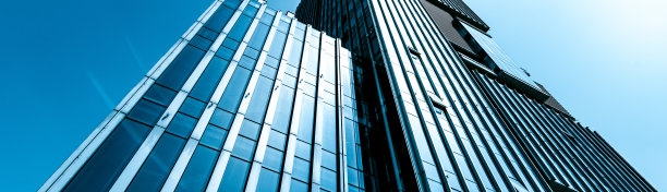 从低角度仰望现代城市高层建筑的玻璃幕墙，玻璃幕墙反映了蓝色的天空，白云和附近的城市建筑，建筑的一部分，中国上海图片下载