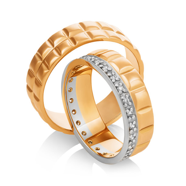 美丽的一对金婚戒与钻石隔离在白色的背景。这张照片是堆叠拍摄的图片下载