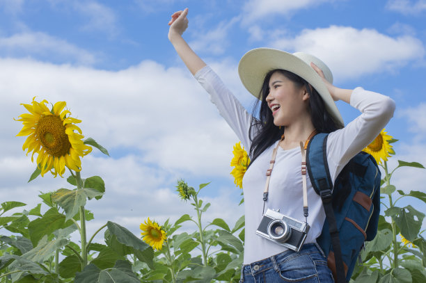 亚洲年轻女子参观向日葵田-形象图片下载