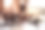 运动男子在健身房里锻炼和锻炼。男子放松和拿着蛋白质奶昔瓶和苹果训练后，哑铃。健康人的生活方式与健美运动员的训练理念图片下载