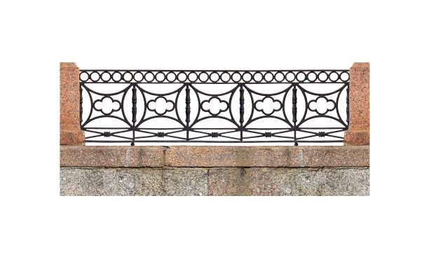 经典的黑铁栏杆孤立在白色背景上，全景，栏杆花岗岩路堤。无缝水平背景图片下载