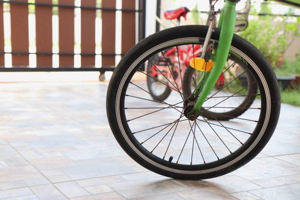 停在房子里的旧自行车轮子的特写图片下载
