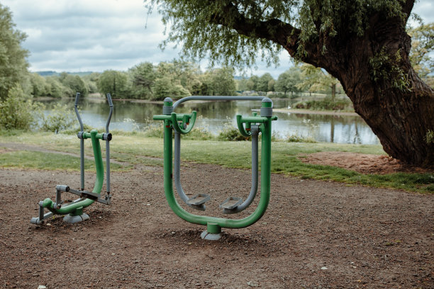 北爱尔兰乡村公园的健身器材图片下载