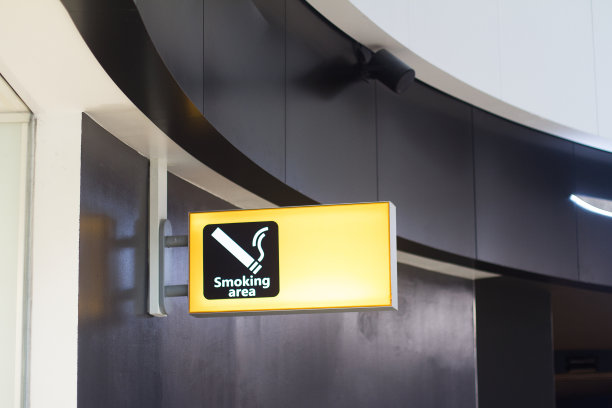 商业大厦的吸烟标志图片下载