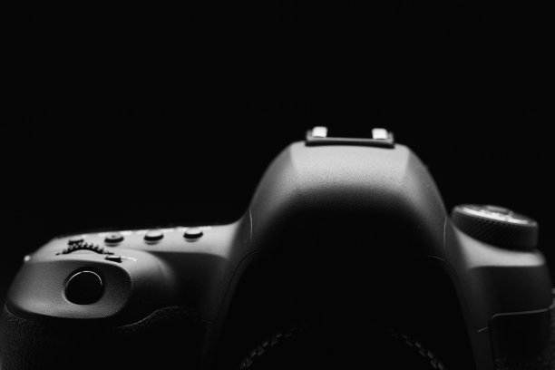 单反相机机身剪影在黑色背景图片下载