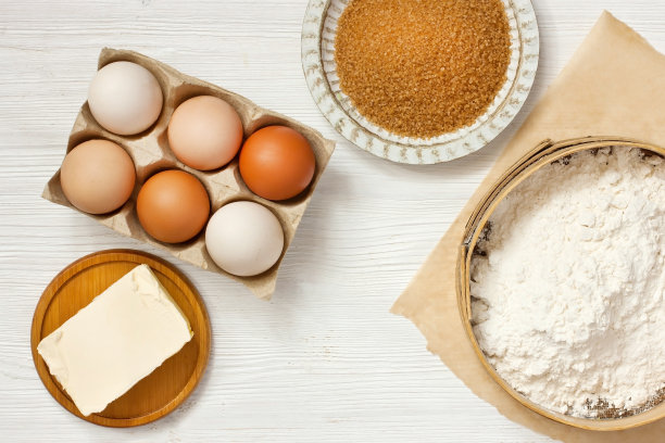 在木桌上烘烤配料，俯视图图片下载