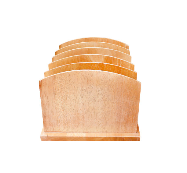 旧的木头在垂直的形状中夹住许多层图案，并在白色的背景上使用剪切路径图片下载