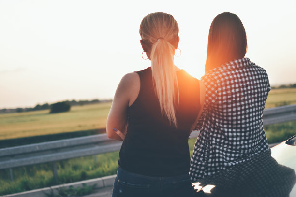一对快乐的卷毛女孩一起玩图片下载