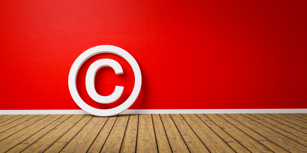 木制地板上的白色版权标志倚靠在红色垃圾墙与复制空间- 3d插图图片下载