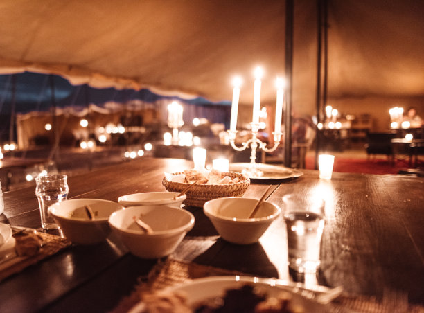 在帐篷里吃烛光晚餐图片下载