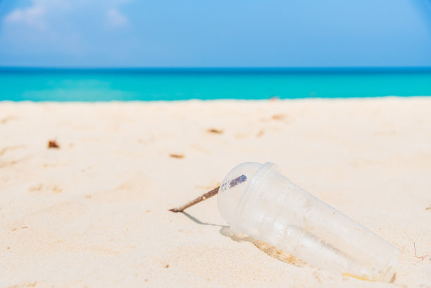 玻璃和塑料管，泰国海滩上的垃圾。图片下载