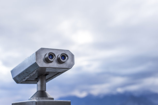 在安塔利亚海岸，用双筒望远镜观察风景图片下载