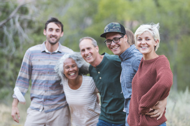 几代人的朋友在外面一起拍照图片下载