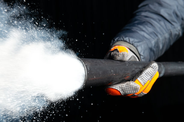 用二氧化碳灭火器灭火-特写图片下载