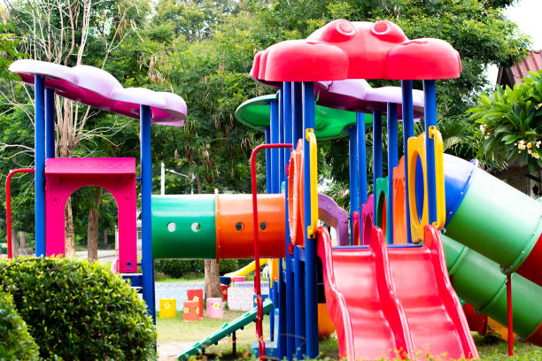 公园里有丰富多彩的草地和滑块。图片下载