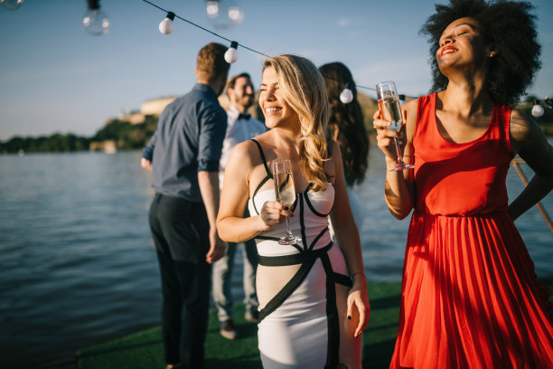 一群朋友一起玩，一起庆祝图片下载