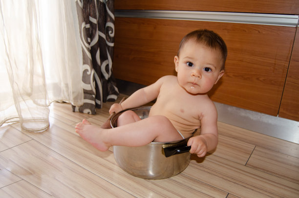 可爱的六个月大的婴儿没有衬衫小婴儿厨师厨师图片下载