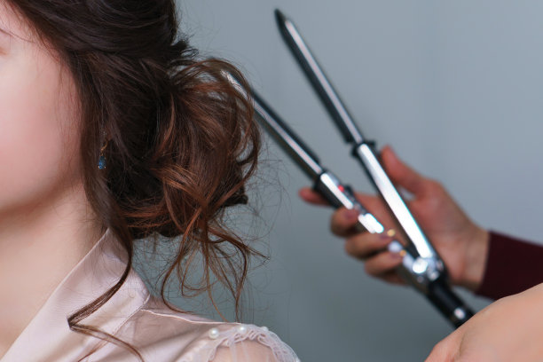 美发师在美容院给女孩做发型图片下载