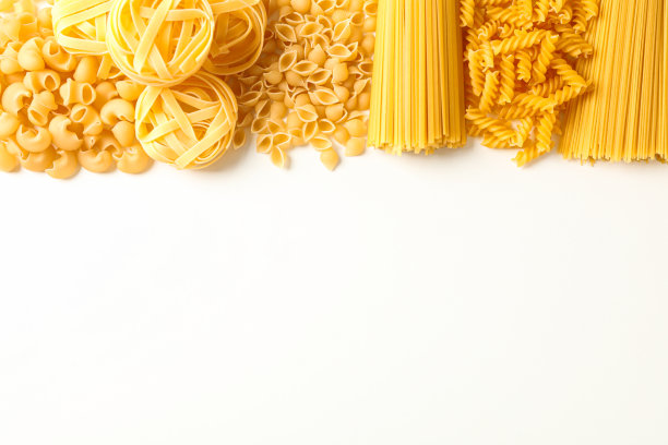 不同的意大利面，白色背景，文字空间。晾干未煮熟的整个意大利面图片下载