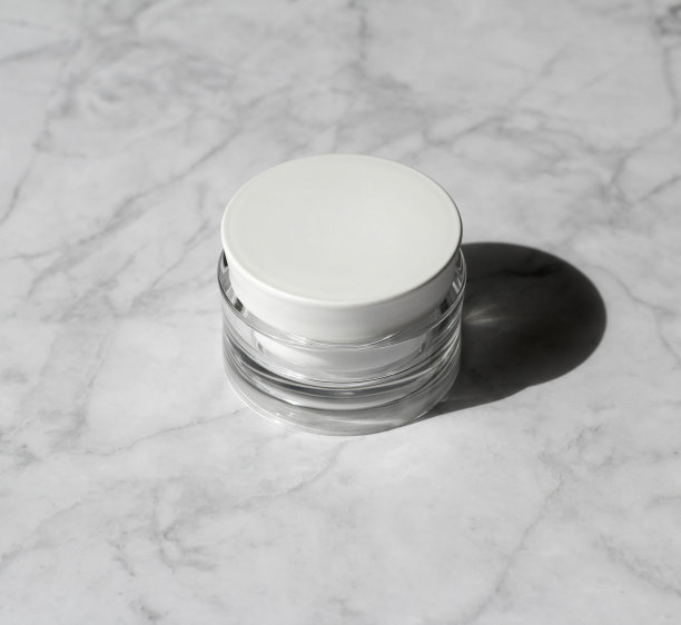 用化妆品霜，自然的强光，大理石背景的深阴影图片下载