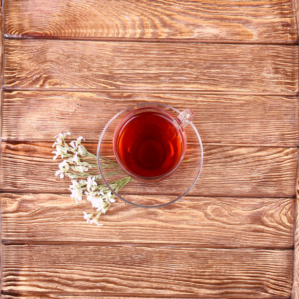 在旧木桌上放着草药茶。前视图。替代医学的概念图片下载